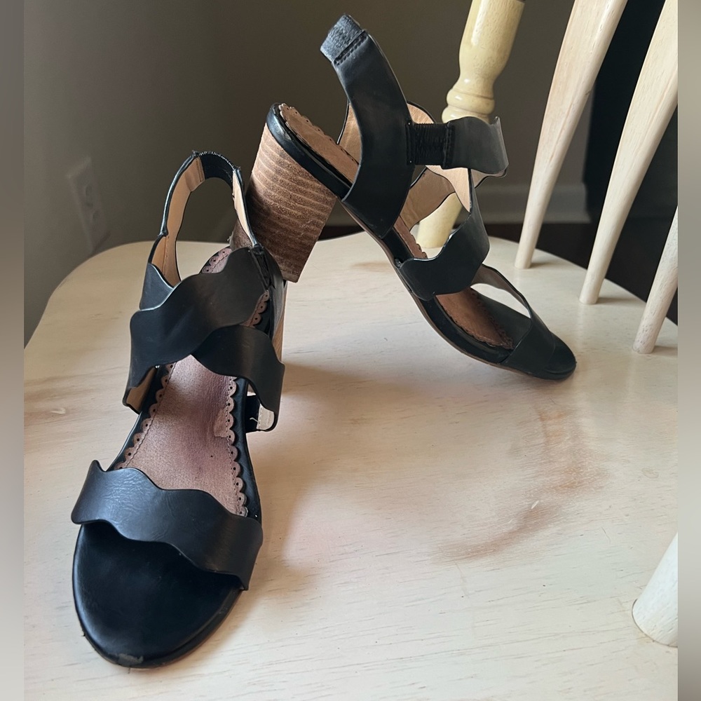 Black strappy block sandal. Size 7.